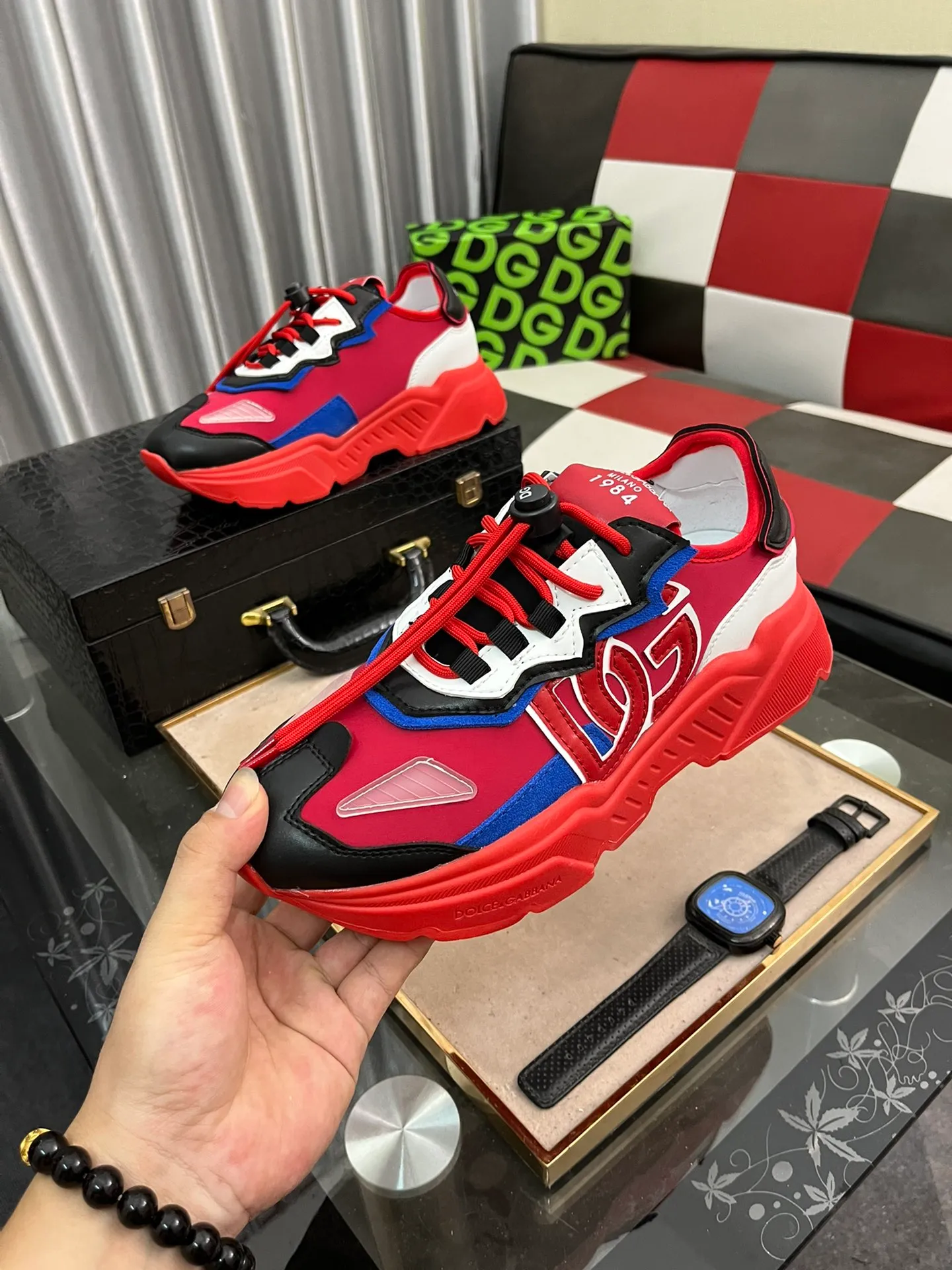 Men's shoes 💰480⌚️⌚️DG's latest popular casual shoes 🔥🔥, the tongue has the brand's iconic details, and the combination of silk cowhide and cow suede enhances the style. Fashionable and versatile, it can complement any look. Create an exquisite design with unique dynamic vitality and modern atmosphere, showing modern elegance. Size: 35-46